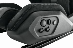 RECARO Sport C Leder weiß / Dinamica schwarz Vollelektrische 8-Wege-Einstellung (Rückenlehne, Längseinstellung, Sitzhöhe, Sitzneigung), einfach bedienbares Schalterelement, extrem schlankes Design, sehr niedriger Hüftpunkt, serienmäßig mit Vollpolsterkopf